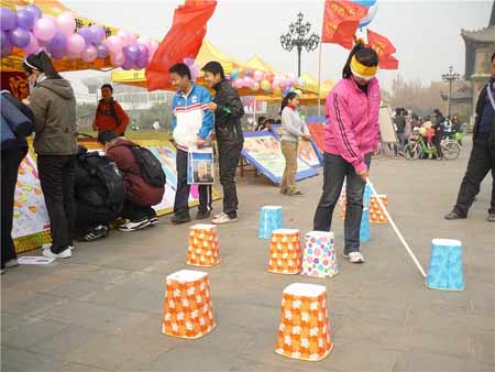 河南大學(xué)舉行義賣畫作活動(dòng)迎接國(guó)際志愿者日