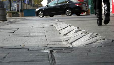 成都春熙路現50米長塌陷區(qū)　周圍拉起警戒線