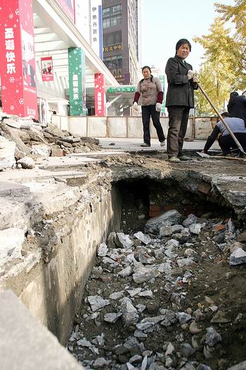 成都春熙路現50米長塌陷區(qū)　周圍拉起警戒線
