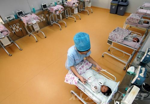 新疆建成首個(gè)新生兒無陪護(hù)、層流潔凈病房