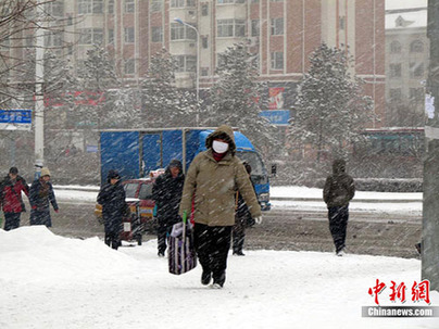 長春市遭大到暴雪襲擊（組圖）