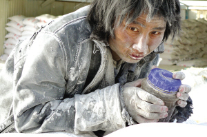 智障者被乞丐收養(yǎng)所賣為“包身工” 與狗同食一鍋面