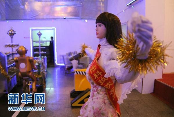 濟南出現(xiàn)機器人餐廳(組圖)