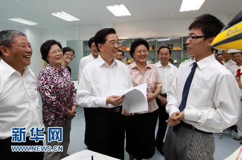 與人民在一起——中國領(lǐng)導(dǎo)人的一年足跡