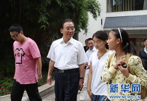 與人民在一起——中國(guó)領(lǐng)導(dǎo)人的一年足跡