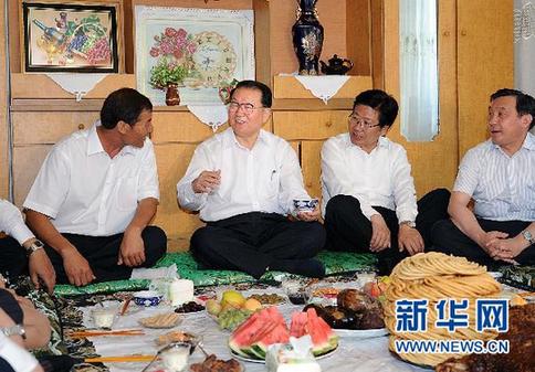 與人民在一起——中國領(lǐng)導(dǎo)人的一年足跡