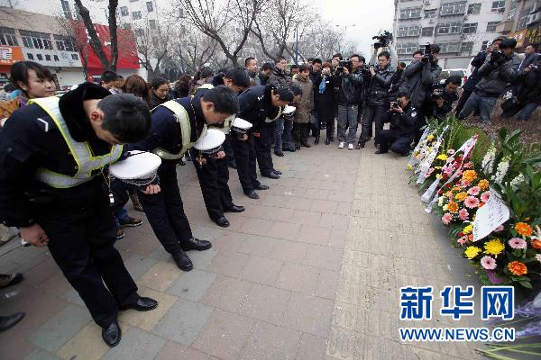 泰安社會(huì)各界自發(fā)悼念犧牲民警(圖)