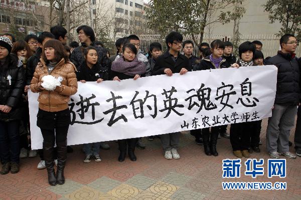 泰安社會各界自發(fā)悼念犧牲民警(圖)