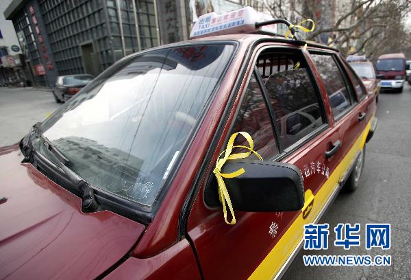泰安社會各界自發(fā)悼念犧牲民警(圖)