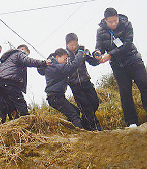直擊冰災(zāi)嚴(yán)重五省區(qū):冰雪中，用心溫暖上學(xué)路 圖