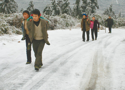 直擊冰災(zāi)嚴(yán)重五省區(qū):冰雪中，用心溫暖上學(xué)路 圖