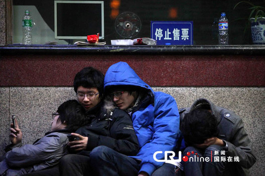 大學(xué)生通宵排隊搶購火車票 同時復(fù)習備考(圖)