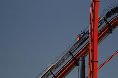 上海歡樂谷過山車故障 25名游客懸空半小時