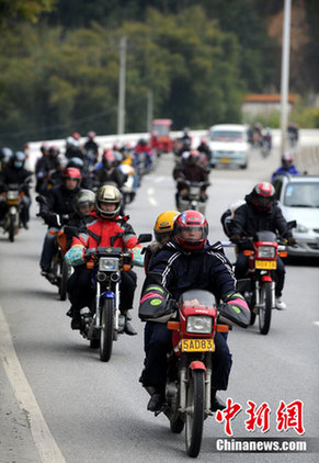廣東“摩托大軍”返鄉(xiāng) 警車為其開道