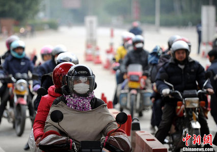 廣東“摩托大軍”返鄉(xiāng) 警車為其開道