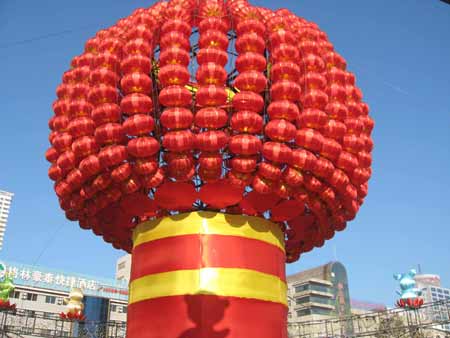 煙臺(tái)街頭掛起大紅燈籠年味越來越濃