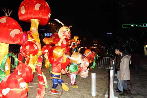 火紅花燈為港城煙臺春節(jié)添彩[組圖]