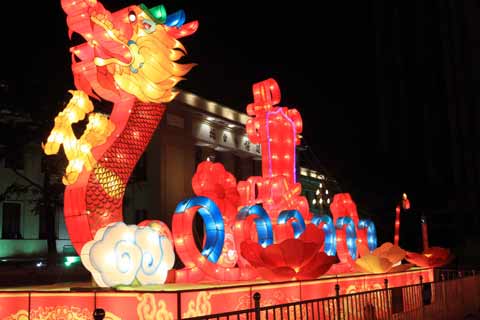 火紅花燈為港城煙臺春節(jié)添彩[組圖]