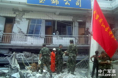 云南盈江5.8級地震 各部隊官兵趕往災(zāi)區(qū)救援