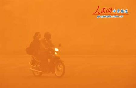 甘肅現(xiàn)九年最強(qiáng)沙塵暴 天空昏暗街牌被刮倒