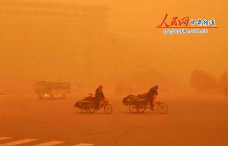 甘肅現(xiàn)九年最強(qiáng)沙塵暴 天空昏暗街牌被刮倒