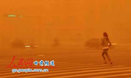 甘肅現(xiàn)九年最強(qiáng)沙塵暴 天空昏暗街牌被刮倒