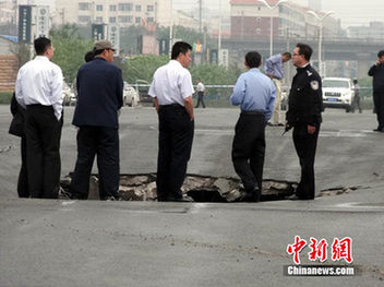 長(zhǎng)春1座大橋橋面塌陷致貨車墜河