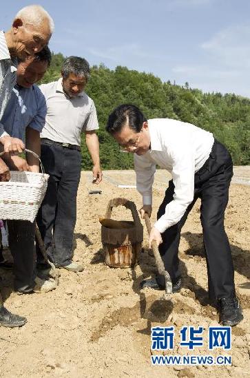 胡錦濤近日在湖北就加快轉變經(jīng)濟發(fā)展方式等調研