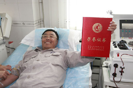 郭明義微博發(fā)獻血倡議 全國網(wǎng)友紛紛“力挺”