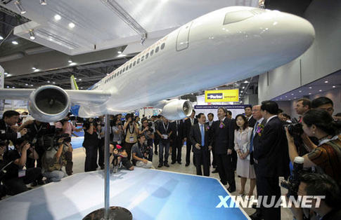 中國(guó)C919大型客機(jī)樣機(jī)首次在海外展出引關(guān)注