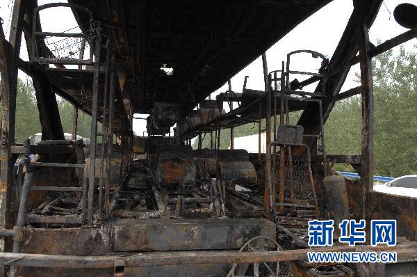 京珠高速起火客車(chē)嚴(yán)重超員 導(dǎo)致41死6傷(圖)