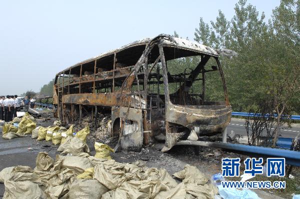 京珠高速起火客車嚴(yán)重超員 導(dǎo)致41死6傷(圖)