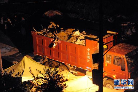 “7·23”甬溫線特大事故車輛開始進行現(xiàn)場破拆