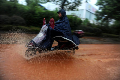 暴雨突襲長(zhǎng)沙 部分路段被淹(圖)