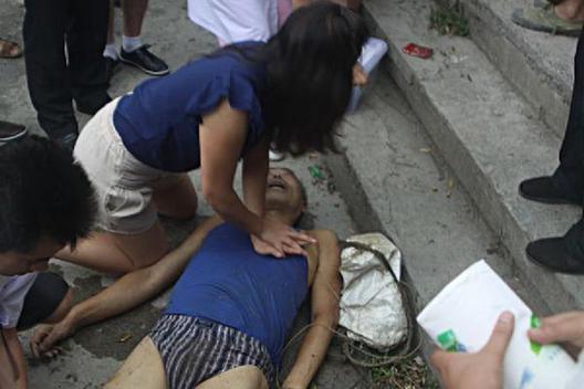 “90后”護(hù)士跪地施救溺水老人被贊“最美女孩”