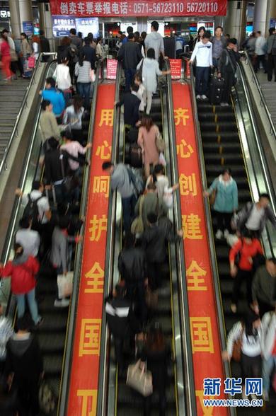 國慶長假將結(jié)束 各地迎來返程客流高峰