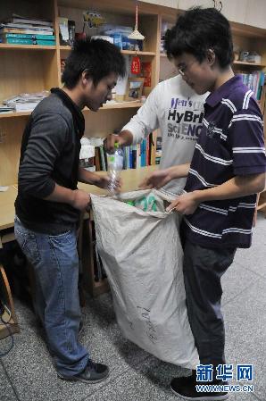 揚(yáng)州大學(xué)大學(xué)生收廢品資助學(xué)童引網(wǎng)民熱捧