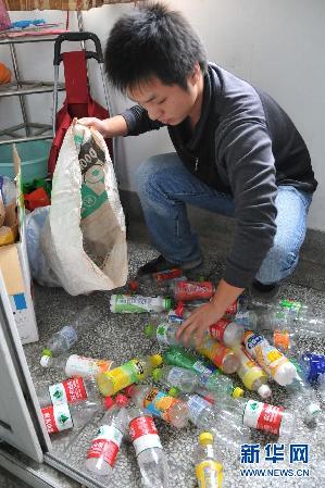 揚州大學大學生收廢品資助學童引網(wǎng)民熱捧