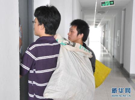 揚州大學(xué)大學(xué)生收廢品資助學(xué)童引網(wǎng)民熱捧