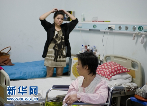 女大學(xué)生帶病母上學(xué):媽媽活多久 我就讓她幸福多久
