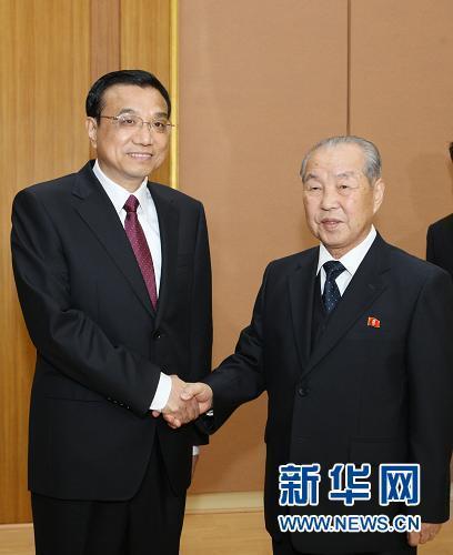 李克強(qiáng)與朝內(nèi)閣總理崔永林舉行會談
