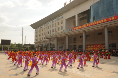 400名農(nóng)民腰鼓秧歌慶祝特區(qū)建設(shè)30周年