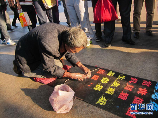 街頭寫(xiě)字的傳奇農(nóng)民：用變形的手寫(xiě)象形的字