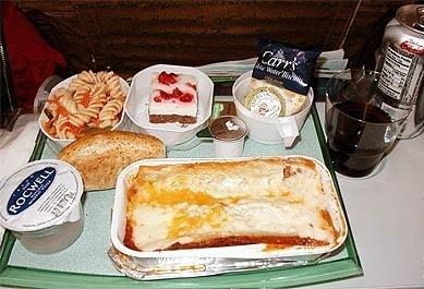 飛機(jī)上也有美食！看看各航空公司飛機(jī)餐