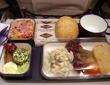 飛機(jī)上也有美食！看看各航空公司飛機(jī)餐