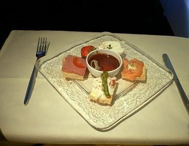 飛機(jī)上也有美食！看看各航空公司飛機(jī)餐
