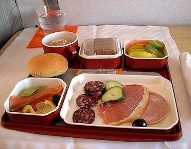 飛機(jī)上也有美食！看看各航空公司飛機(jī)餐
