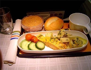 飛機(jī)上也有美食！看看各航空公司飛機(jī)餐