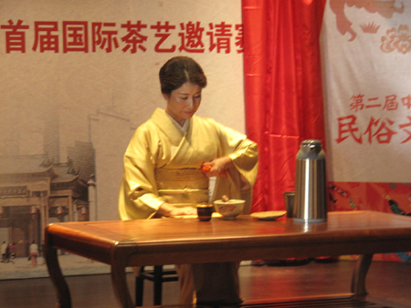 ‘茶藝新語(yǔ)’以茶傳情<BR>——首屆國(guó)際茶藝邀請(qǐng)賽在銅陵舉行