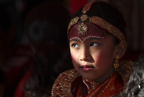 揭秘尼泊爾少女奇異的“果實(shí)婚禮”